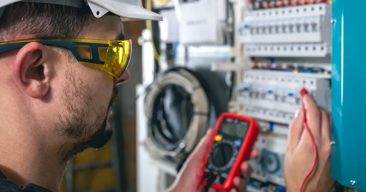 Technicien électricien effectuant une intervention de dépannage sur un tableau électrique