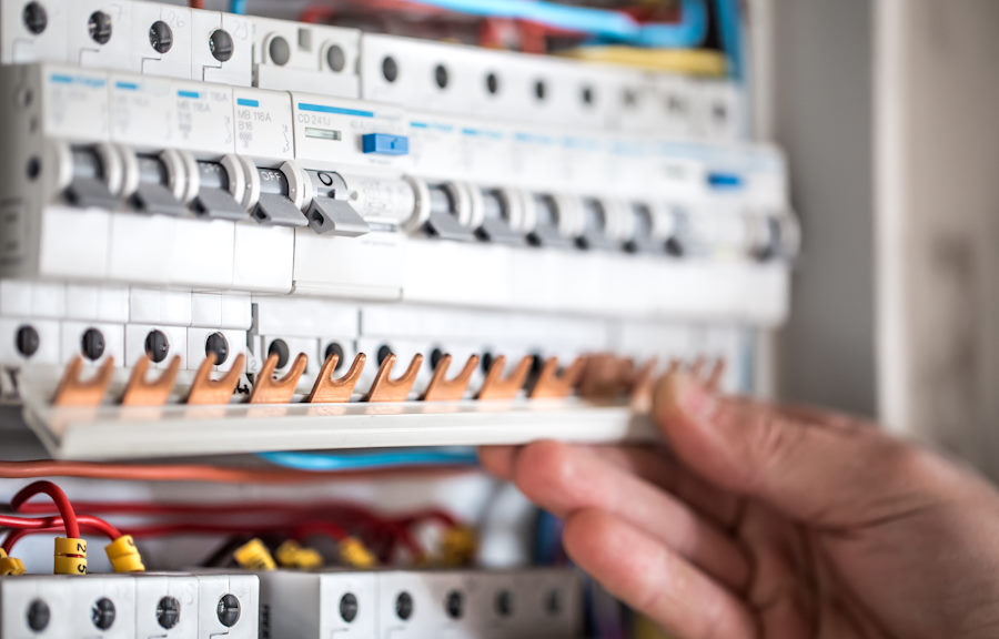 Intervenant comme électricien professionnel à Gradignan, je m'engage à réaliser dépannages et installations de systèmes électriques en toute sécurité, conformément aux normes en vigueur. Mon expertise et mon dévouement pour la qualité et la satisfaction de mes clients se reflètent dans chaque projet que j'entreprends.